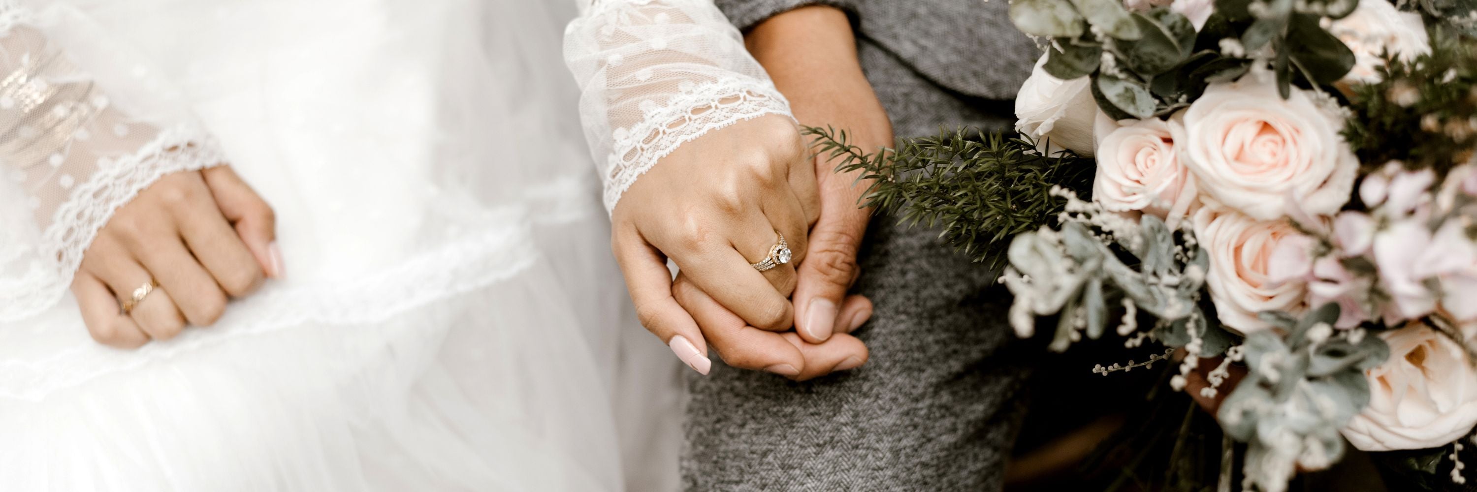 mariés se tenant par la main