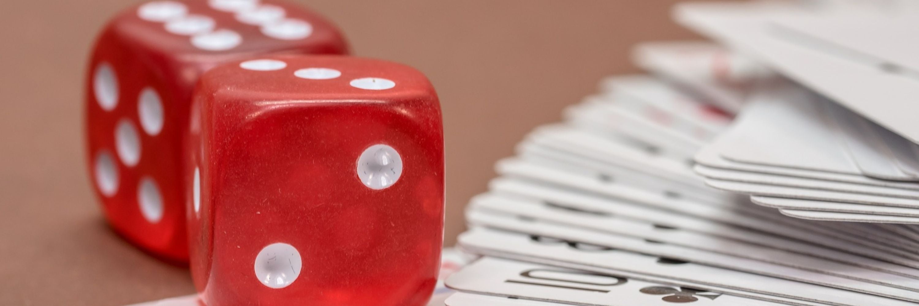 Dés rouges et jeu de cartes