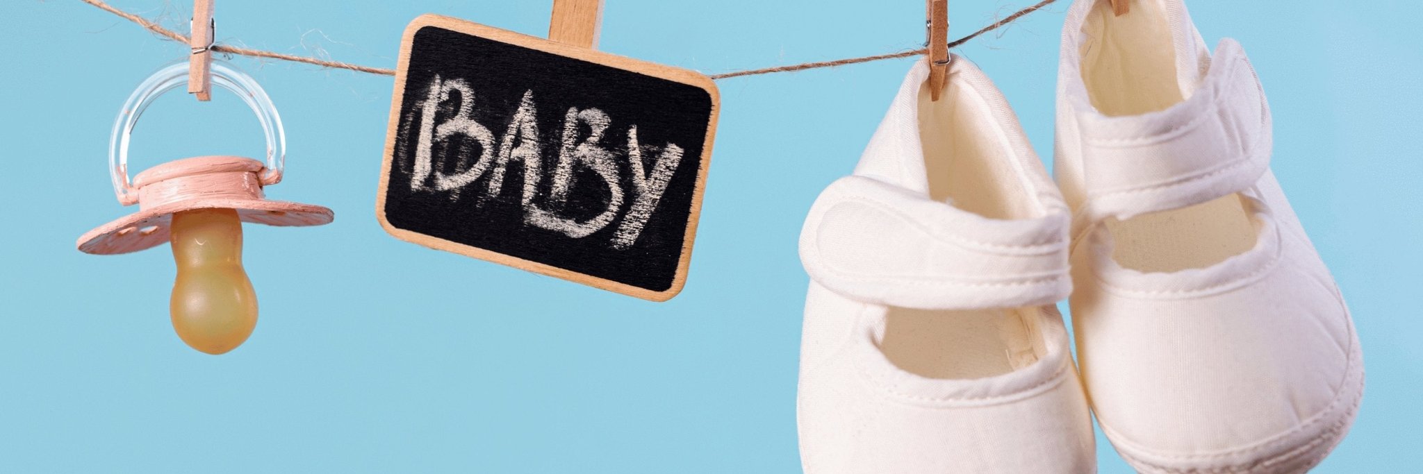 suce mot bébé et petits chaussons blancs sur corde de jute