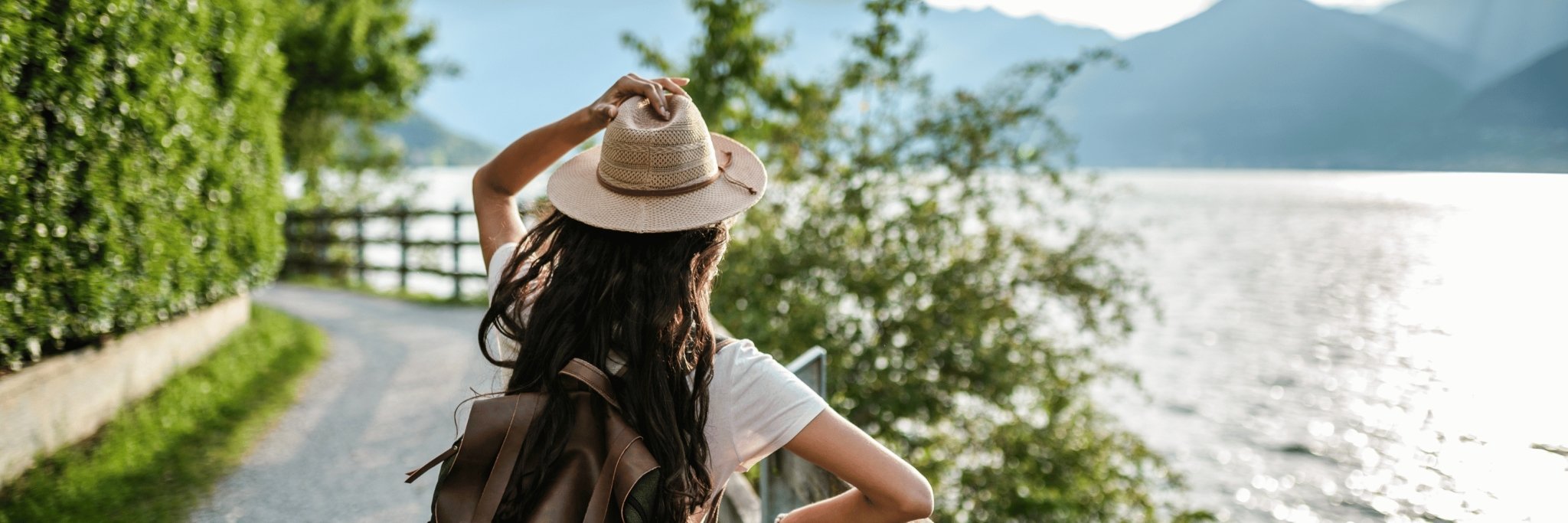 Jeune femme sur une petite route sur le bord d'un lac