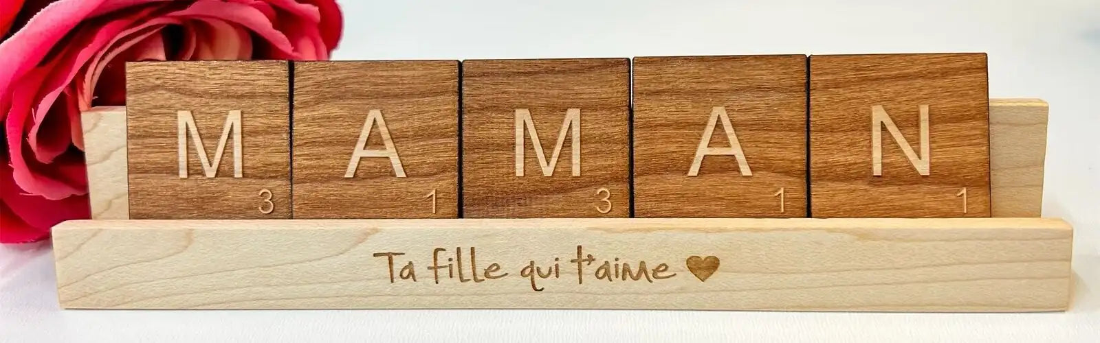 Mot ''Maman'' en lettre des scrabble de bois sur support personnalisé