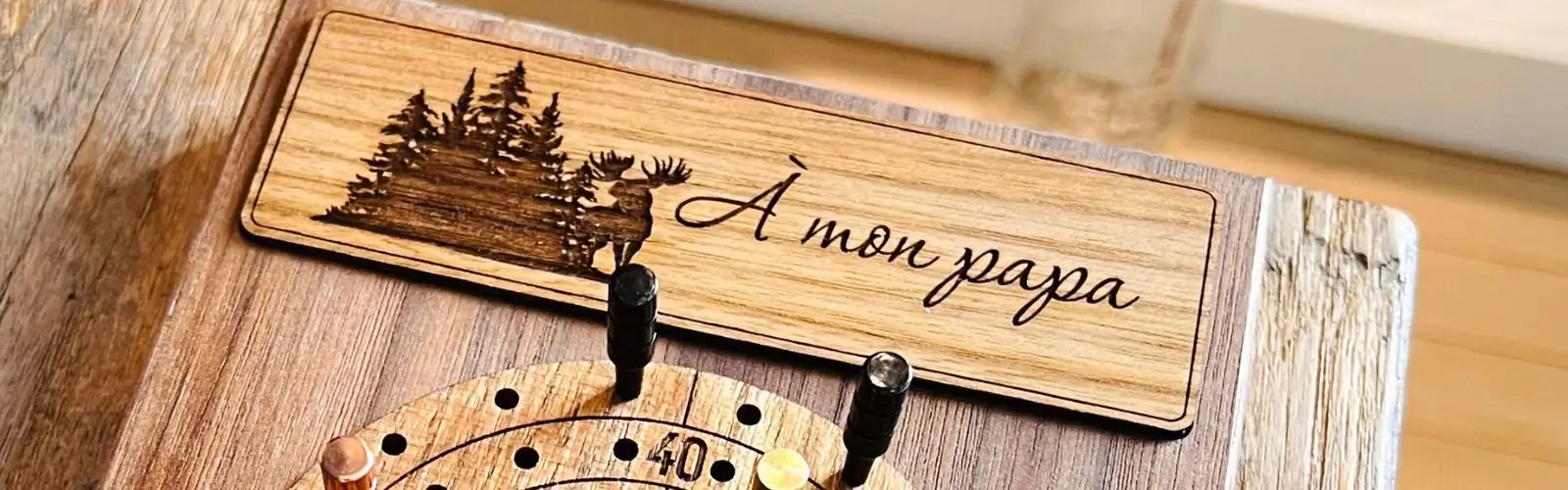 Gravure “À mon papa” sur plaquette en bois fixée sur une planche de crible artisanale personnalisée