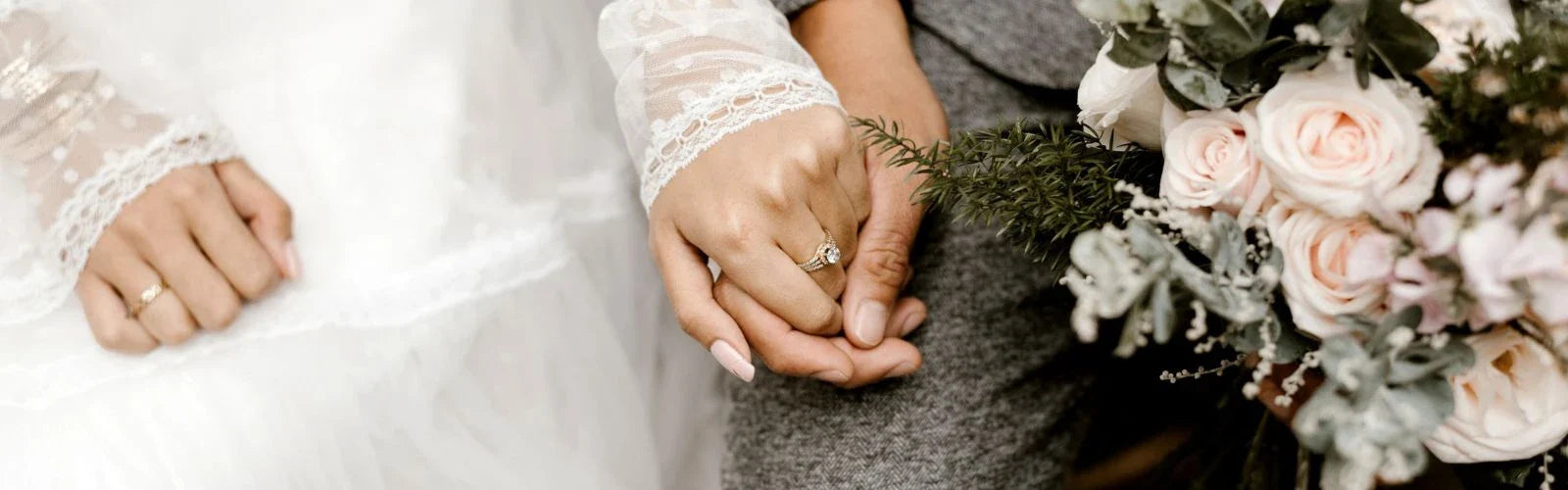 gros plans sur mains de mariés lors du jour des noces