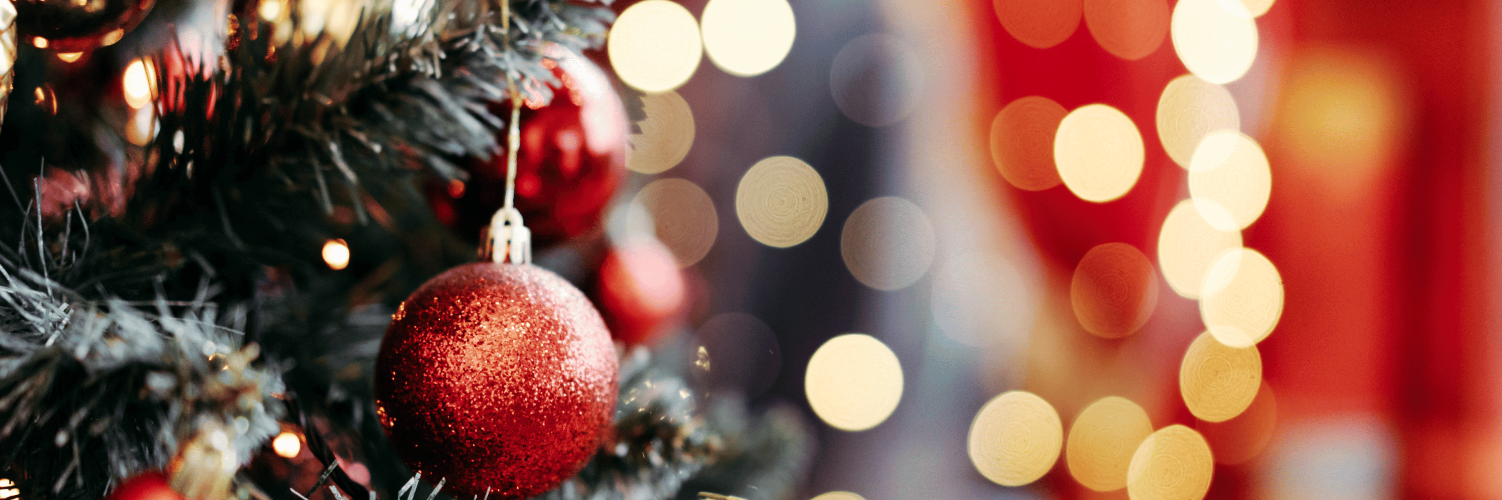 Éléments décoratifs de noel sur fond de planches de bois