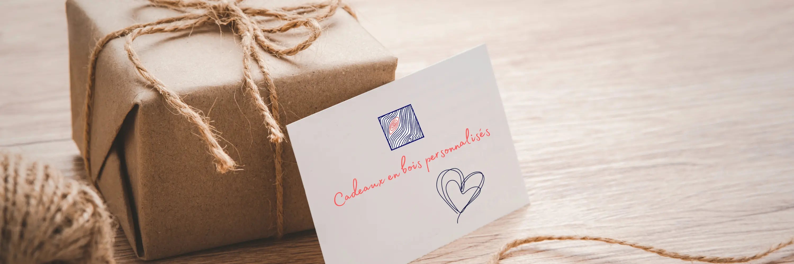 Emballage de cadeau en bois personnalisé avec carte BoisFrancK, fabriqué au Québec