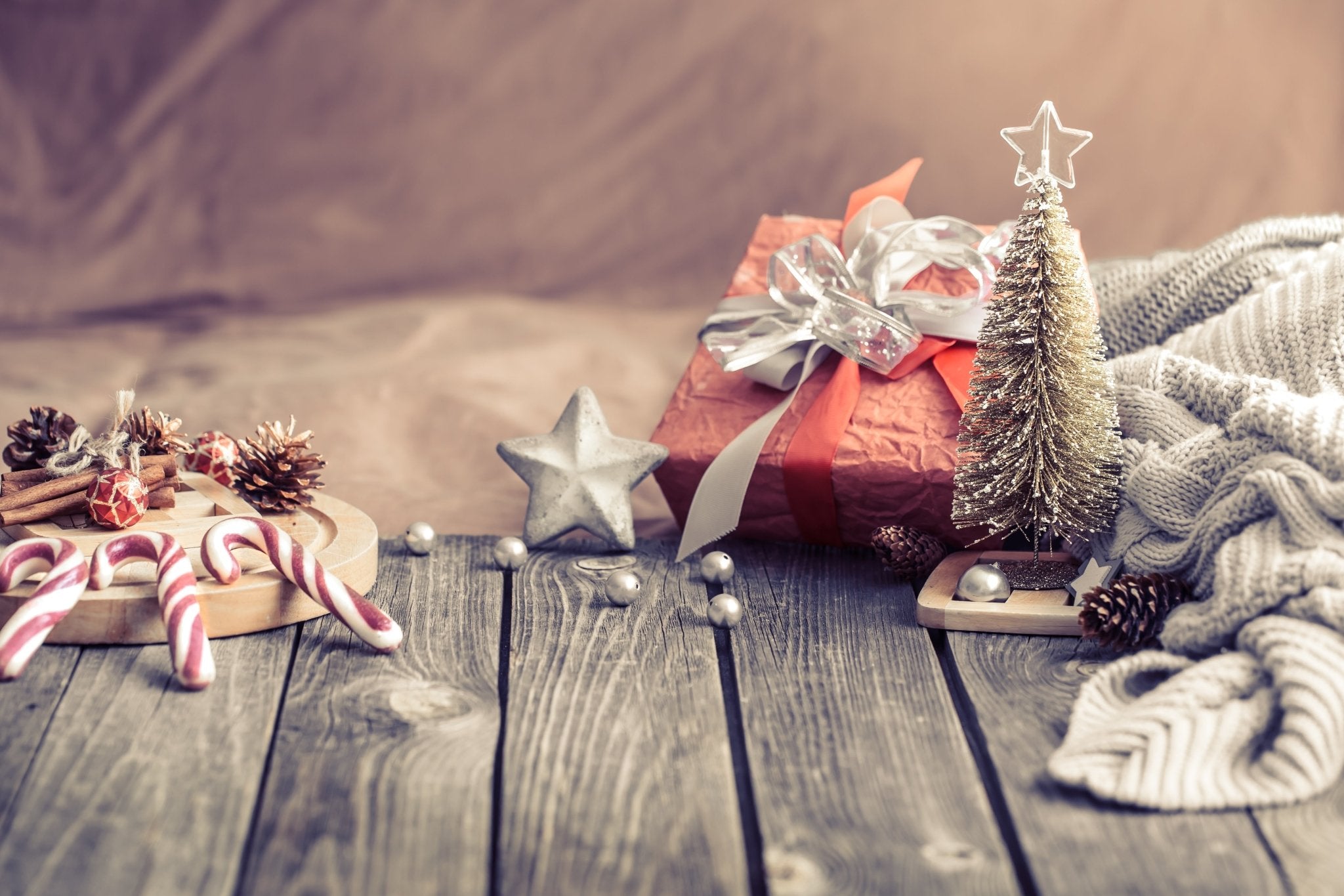 Éléments décoratifs de noel sur fond de planches de bois