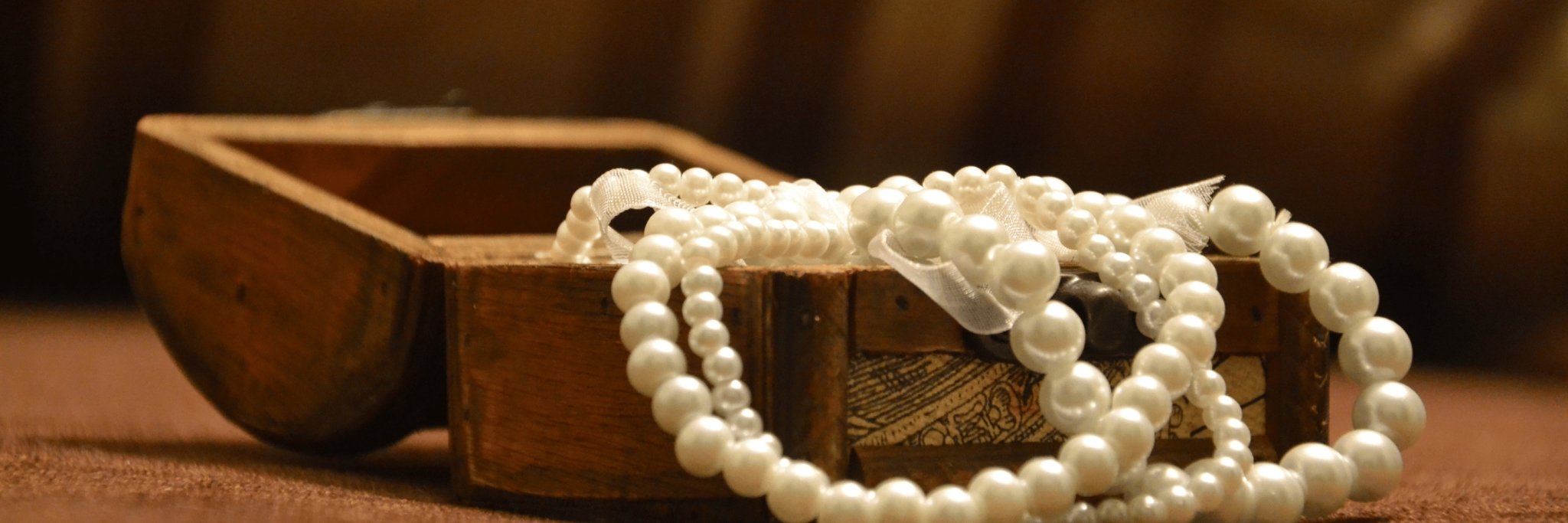 Boîte en bois avec bijoux de perles
