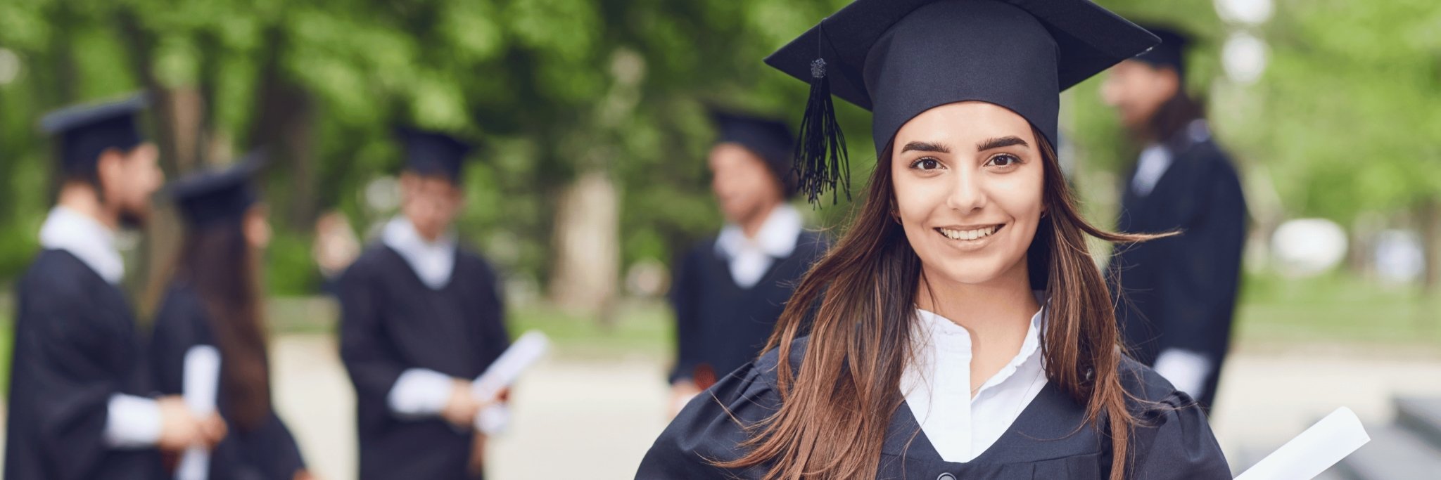 Photo d'une jeune femme finissante et diplômé pour les cadeaux de graduation