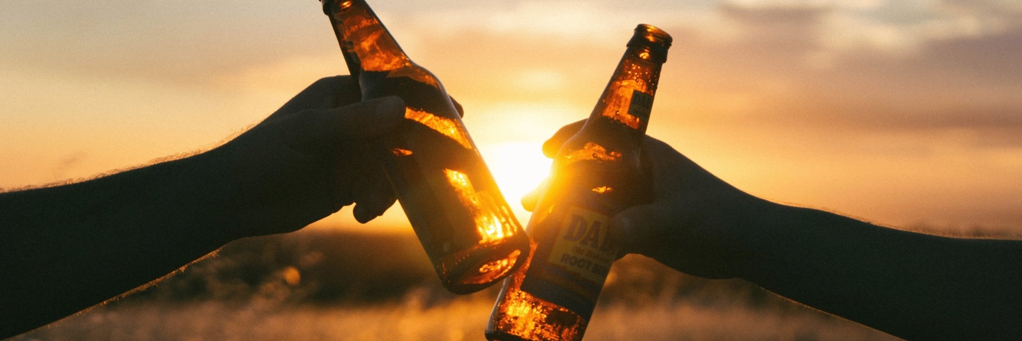 Cheers avec deux bières de gens à l'extérieur