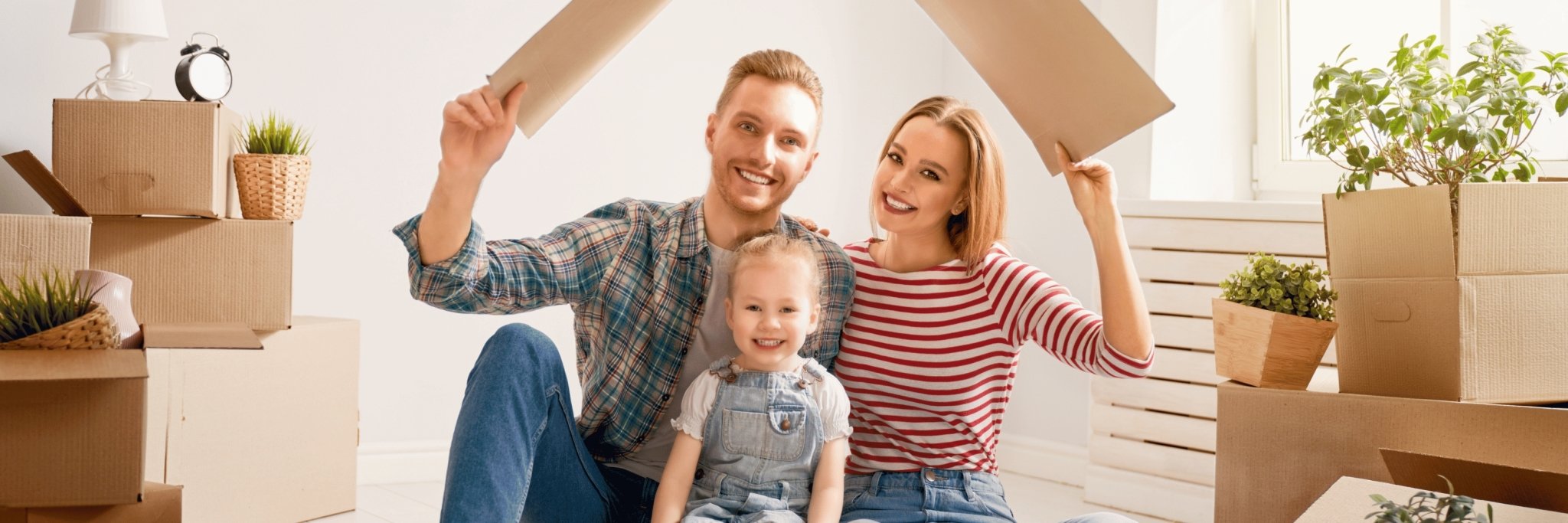 famille dans une nouvelle maison dans leurs boîtes