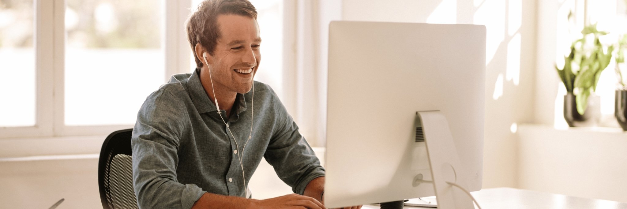 professionnel assis a un bureau