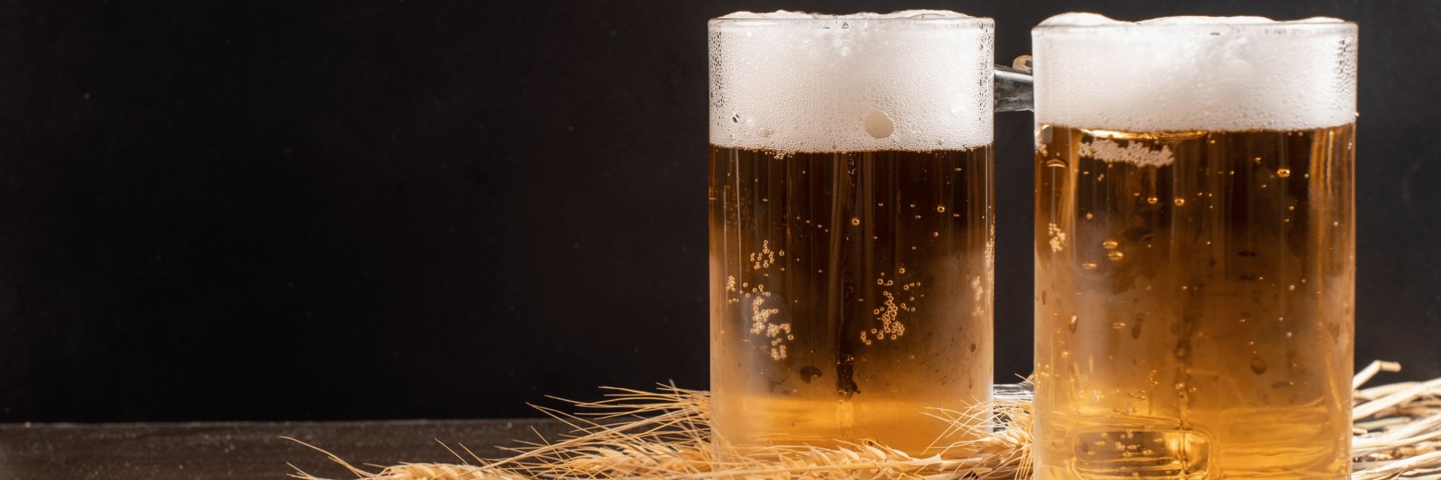 2 verres de bière sur blé