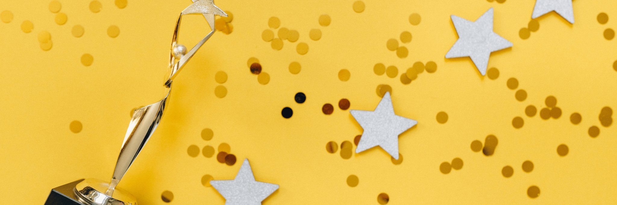 tropbées et étoiles sur fond jaune