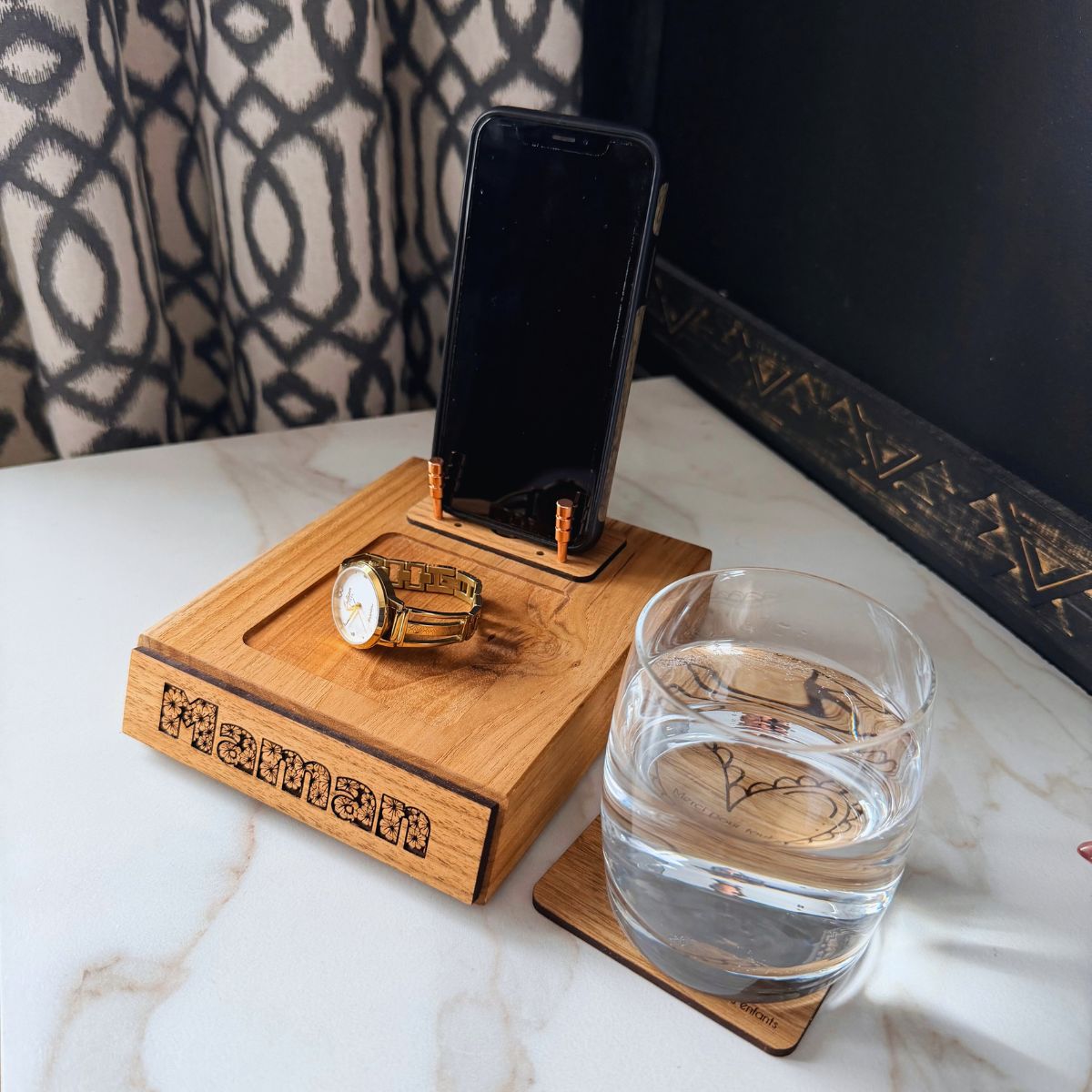 Station téléphone en bois avec montre et verre — usage table de chevet — BoisFrancK