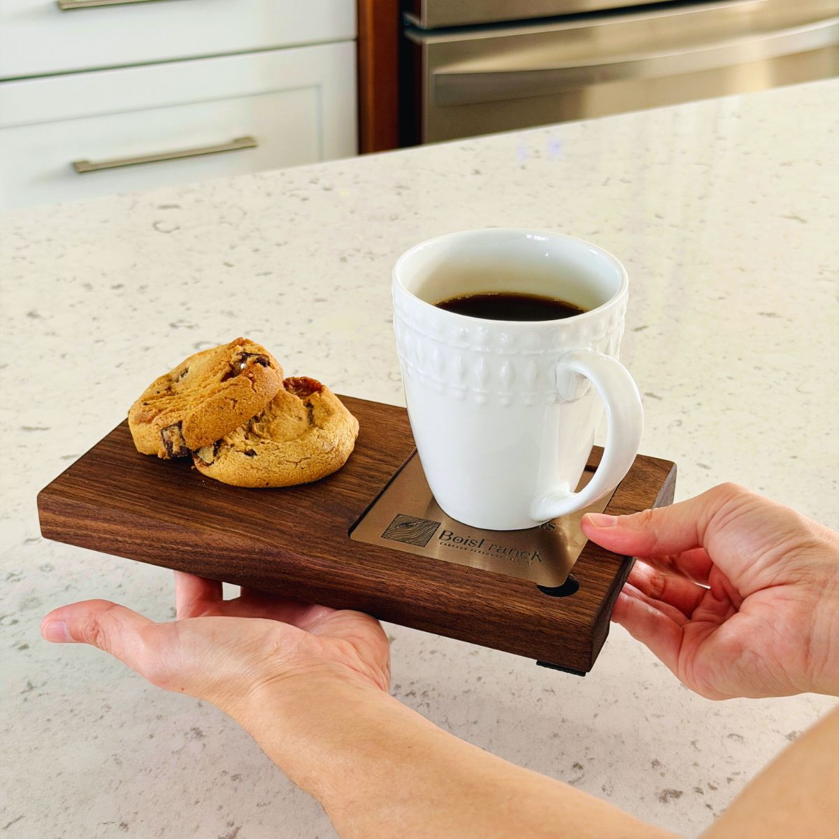Plateau bois noyer tenu en main — format compact
