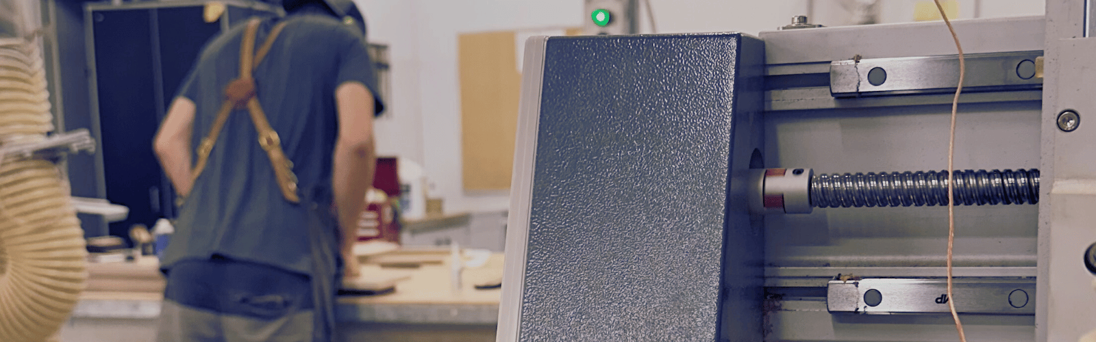 Gros plan sur machine et artisan en arrière -plan - BoisFrancK