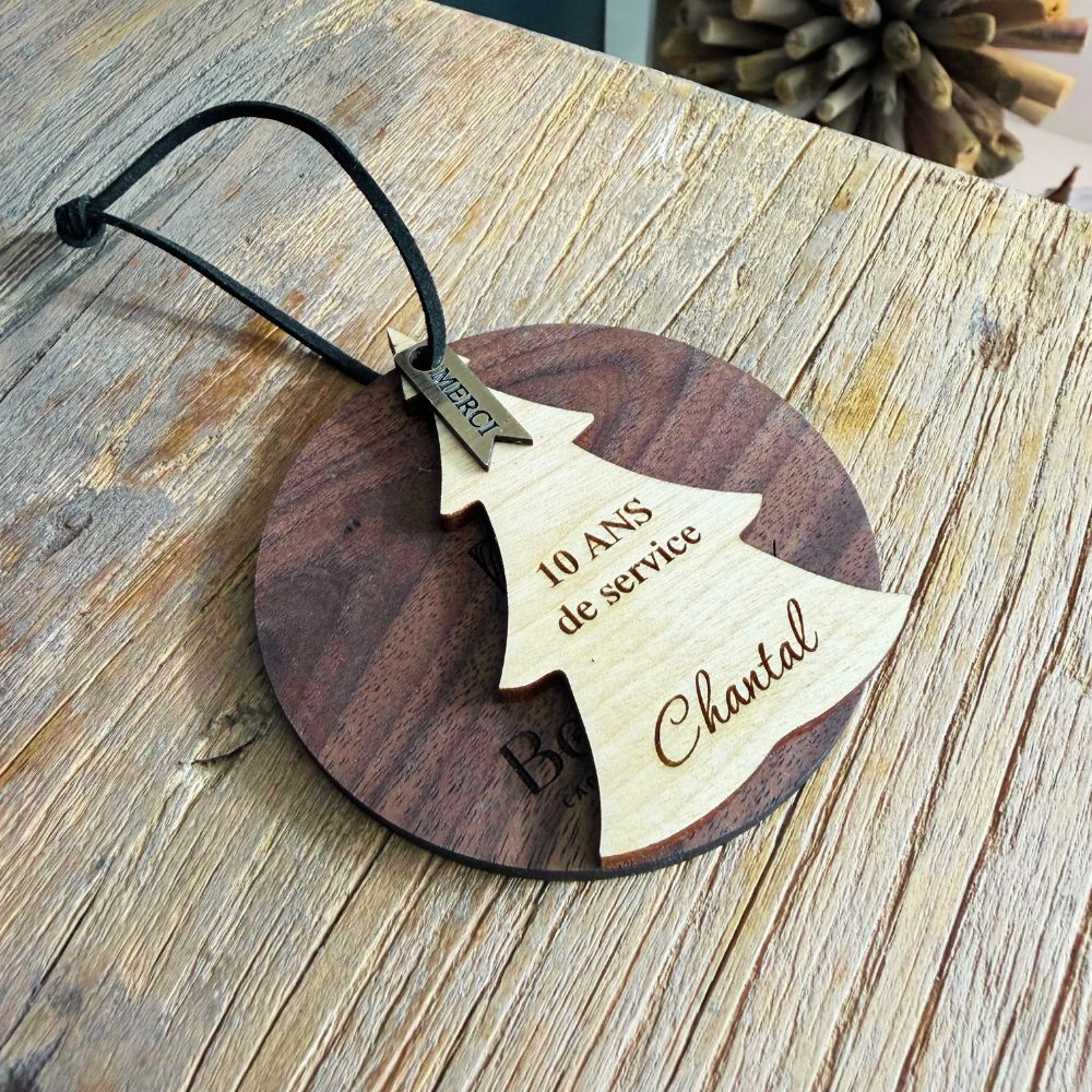 Boule de Noël corporative en bois — noyer noir et érable, sapin mobile