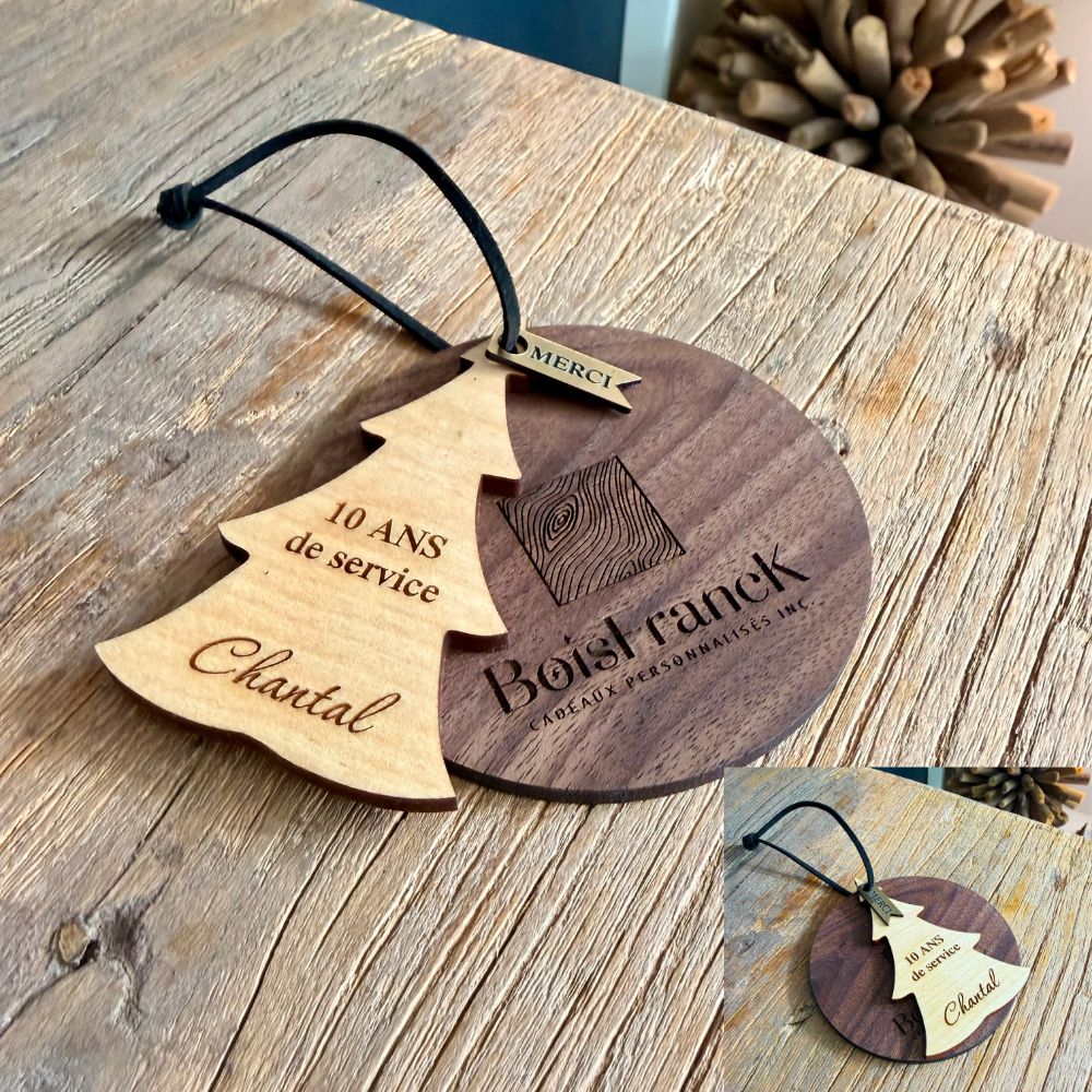 Logo gravé révélé sur noyer noir — boule de noël personnalisée pour entreprise