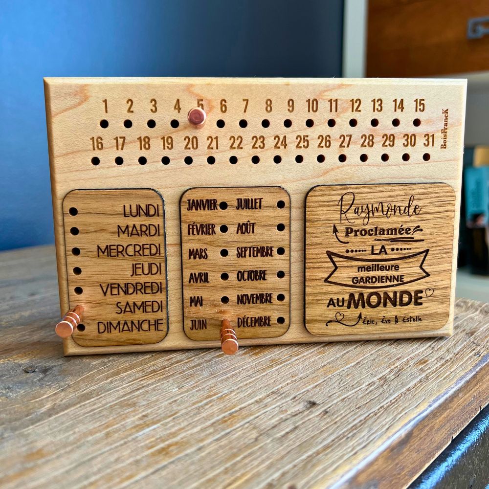 Calendrier perpétuel en bois gravé personnalisé — cadeau enseignant ou retraite — BoisFrancK