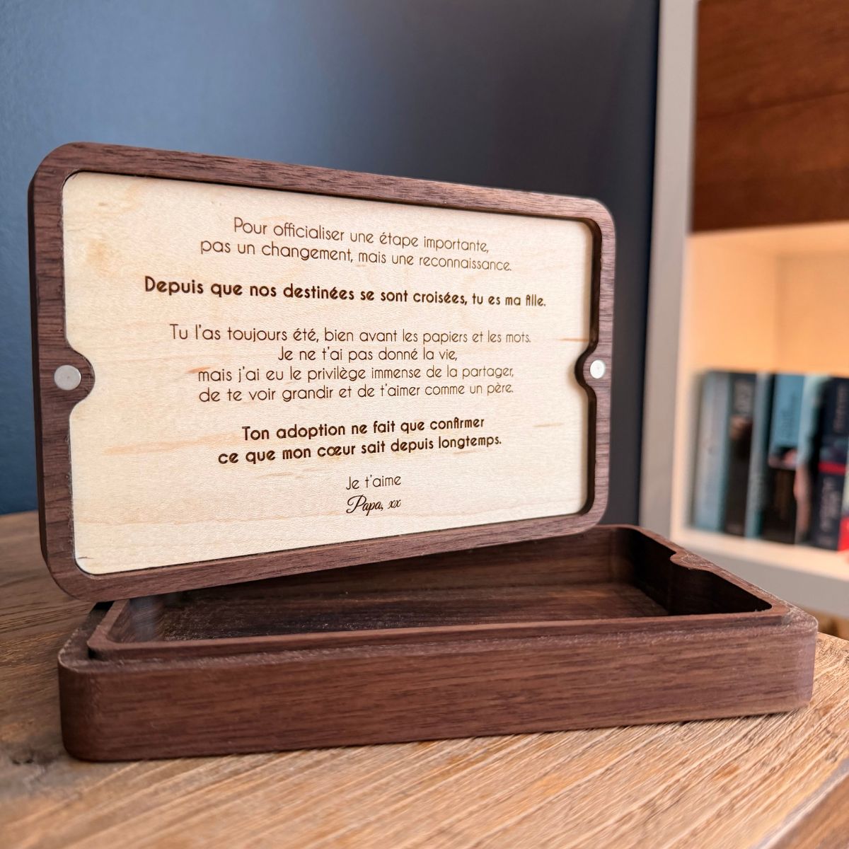 Détail gravure laser sous couvercle — boîte à bijoux noyer noir personnalisée — BoisFrancK