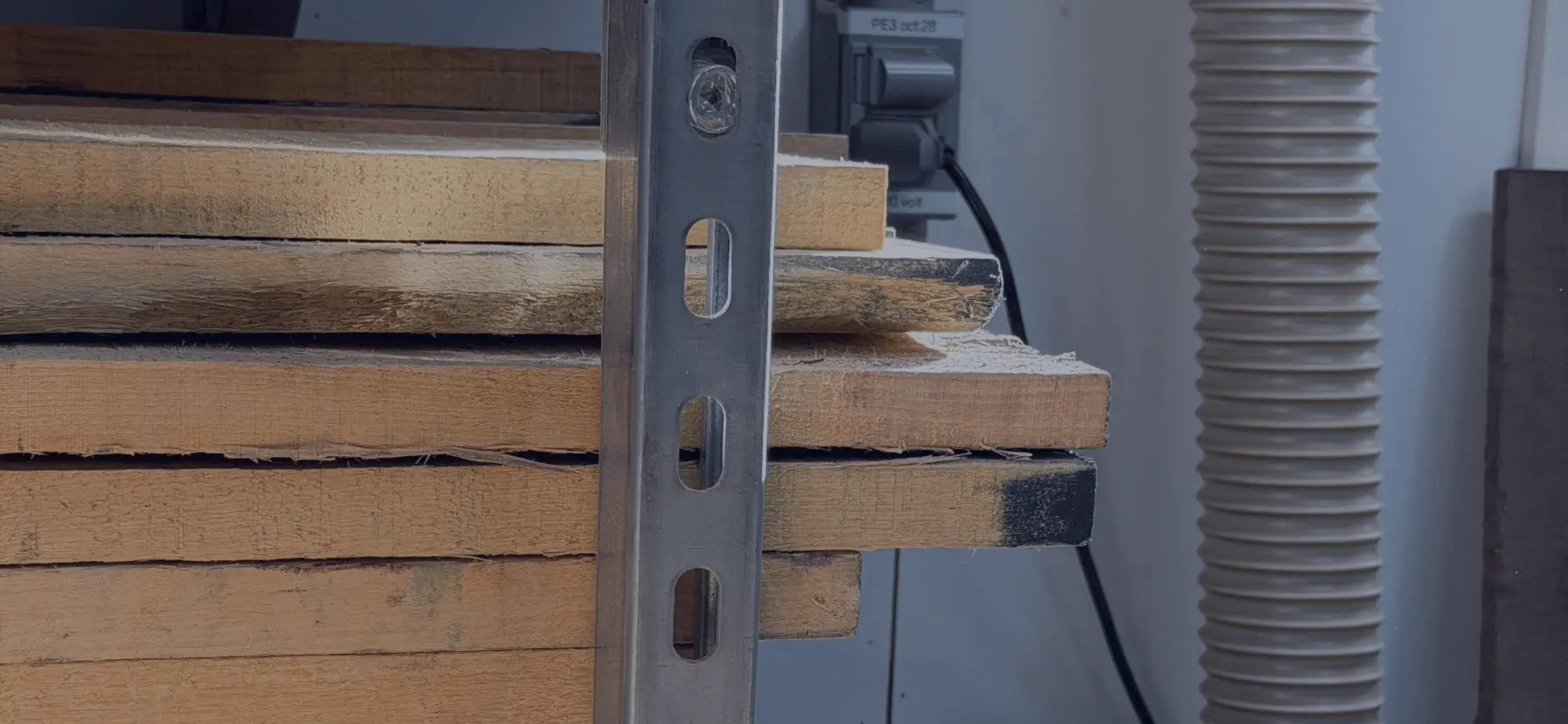 planches de bois massif brutes empilées- BoisFrancK