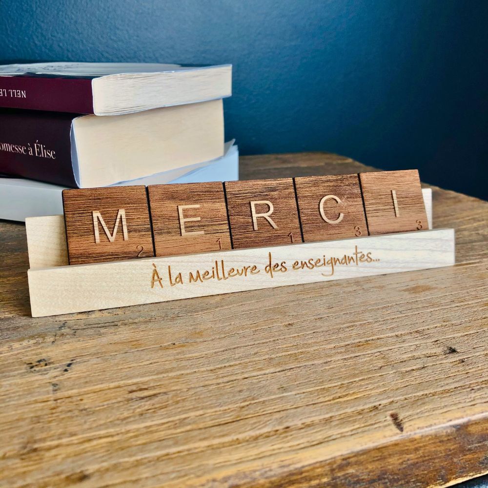 Idée cadeau pour enseignant-mot MERCI en lettres de scrabble et message sur le support - BoisFrancK
