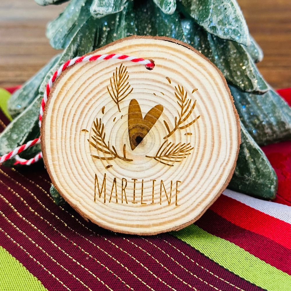 Ornement de noël en bois rondin — modèle cœur et feuillage personnalisé