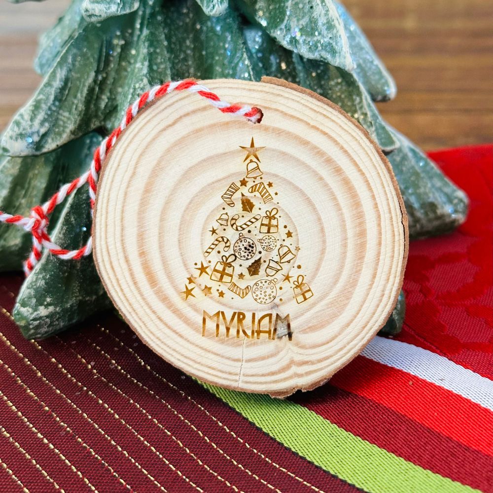 Boule de noël en bois style rondin — modèle arbre de Noël, gravure laser