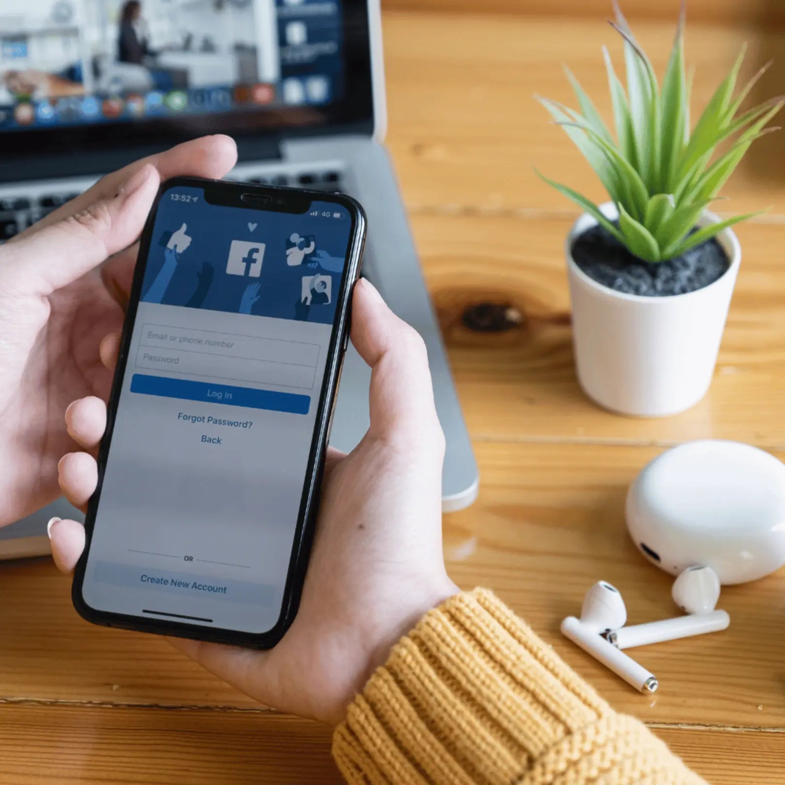 Main_qui_regarde_l_app_facebook_sur_son_iphone