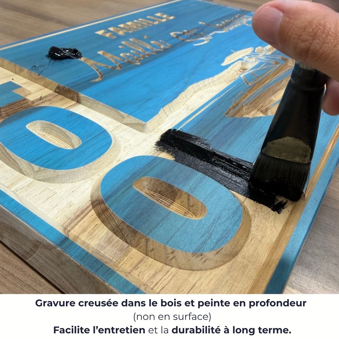 Gros plan sur gravure profondeur et peinture en cours sur une pancarte extérieure-BoisFrancK