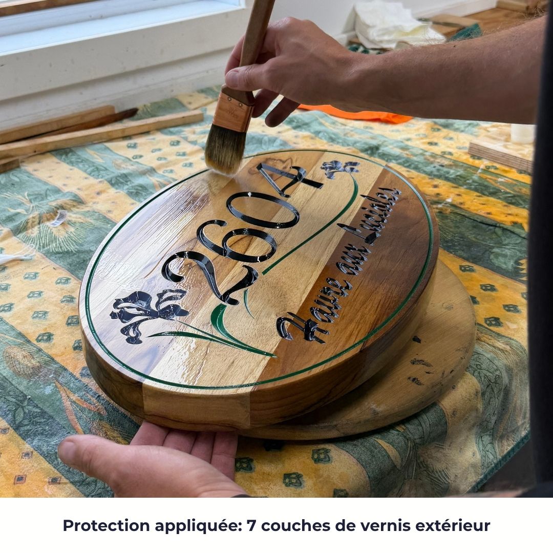 7 couches de vernis comme protection sur une enseigne extérieure- boisfranck