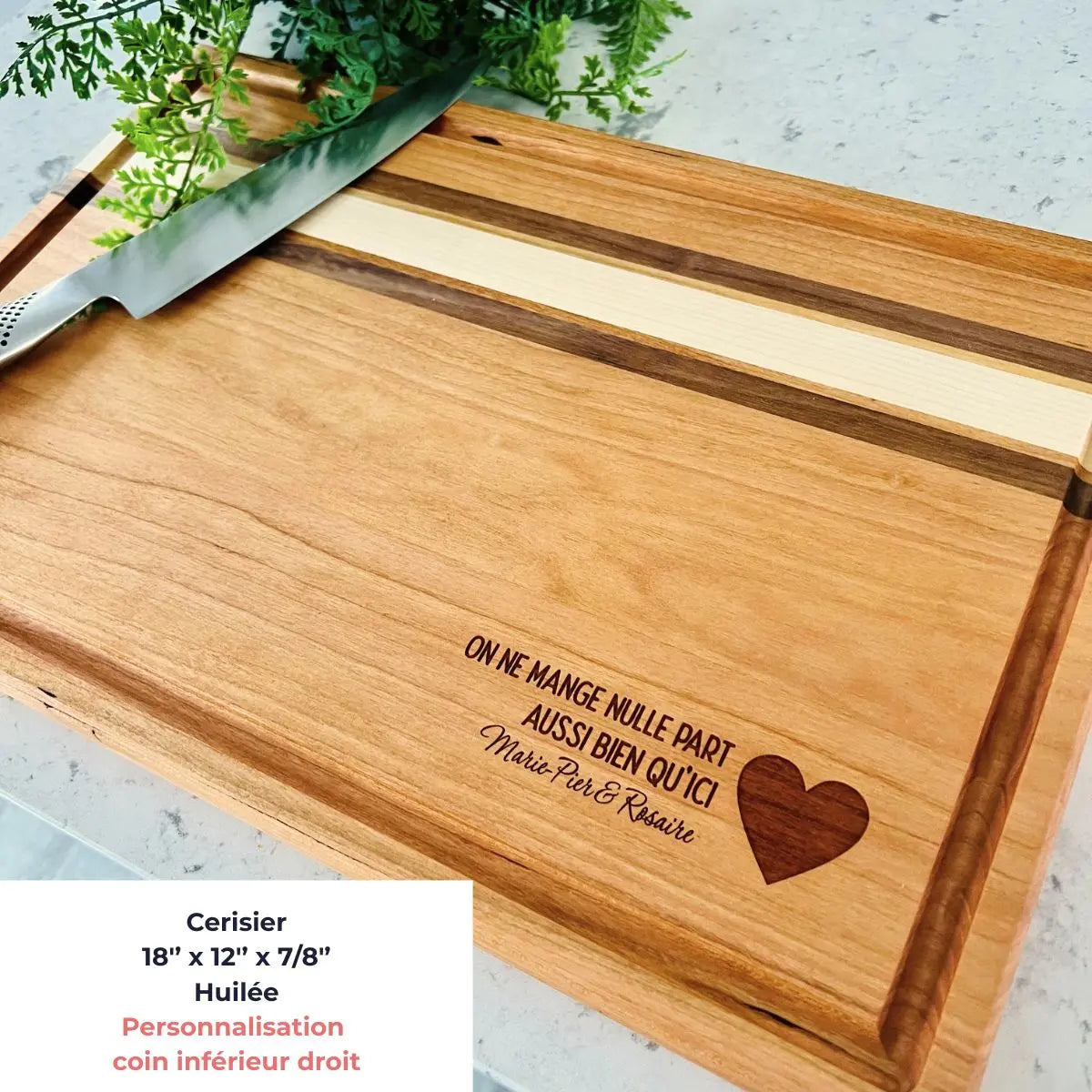 Planche à découper personnalisée en cerisier avec insertions design et rainure à jus