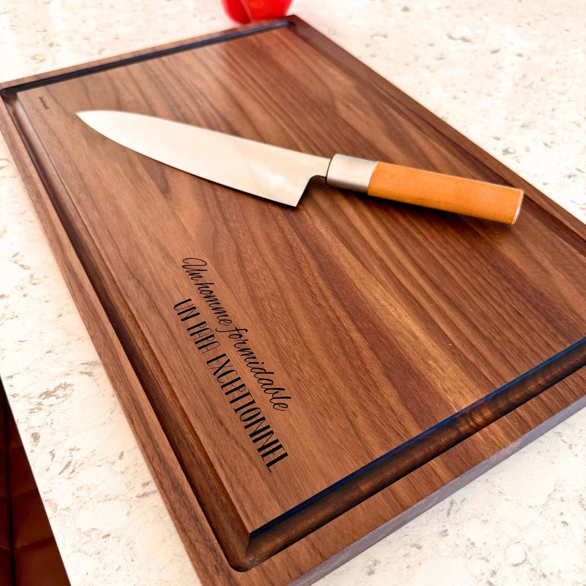 Planche à découper personnalisée en noyer noir, bois massif huilé, fabrication artisanale au Québec