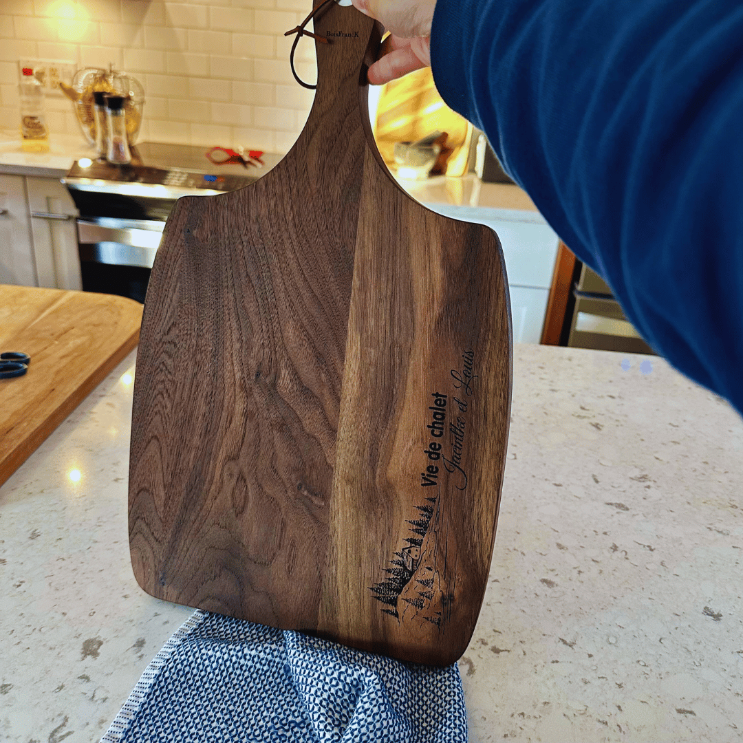 Planche de service en boi personnalisé- vie de chalet et prénoms- noyer noir