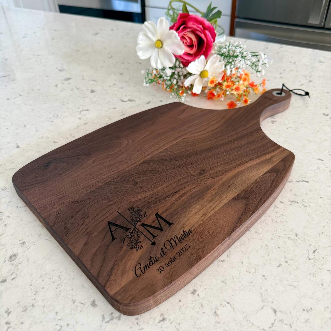 Planche de service personnalisée comme cadeau de mariage - noyer noir massif - BoisFrancK- artisans du Québec