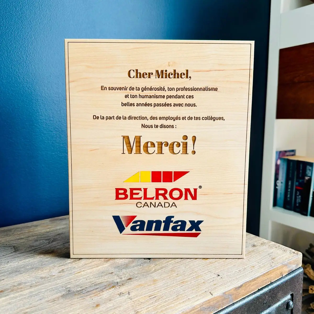 Plaque de remerciement - exemple en bois avec gravure personnalisée et ajout de couleur, projet corporatif sur mesure