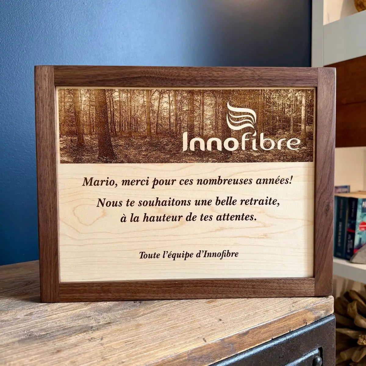 Plaque de remerciement en bois personnalisée avec photo gravée et cadre en noyer noir