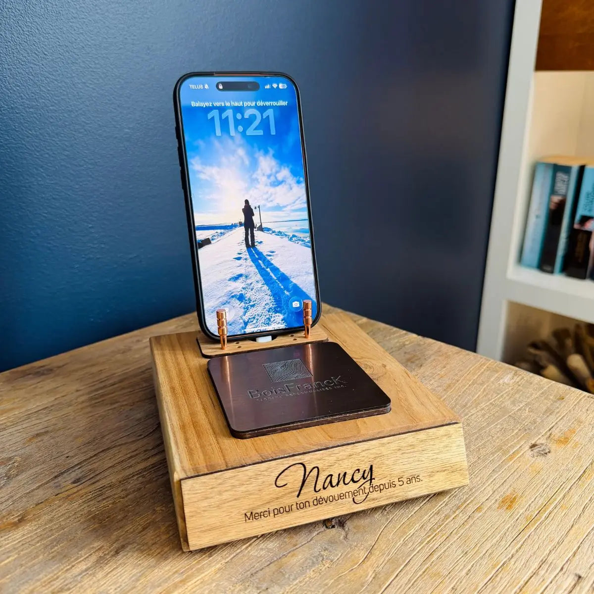 Station de bureau personnalisée avec logo gravé sur sous-verre, support téléphone et organisateur de bureau minimaliste