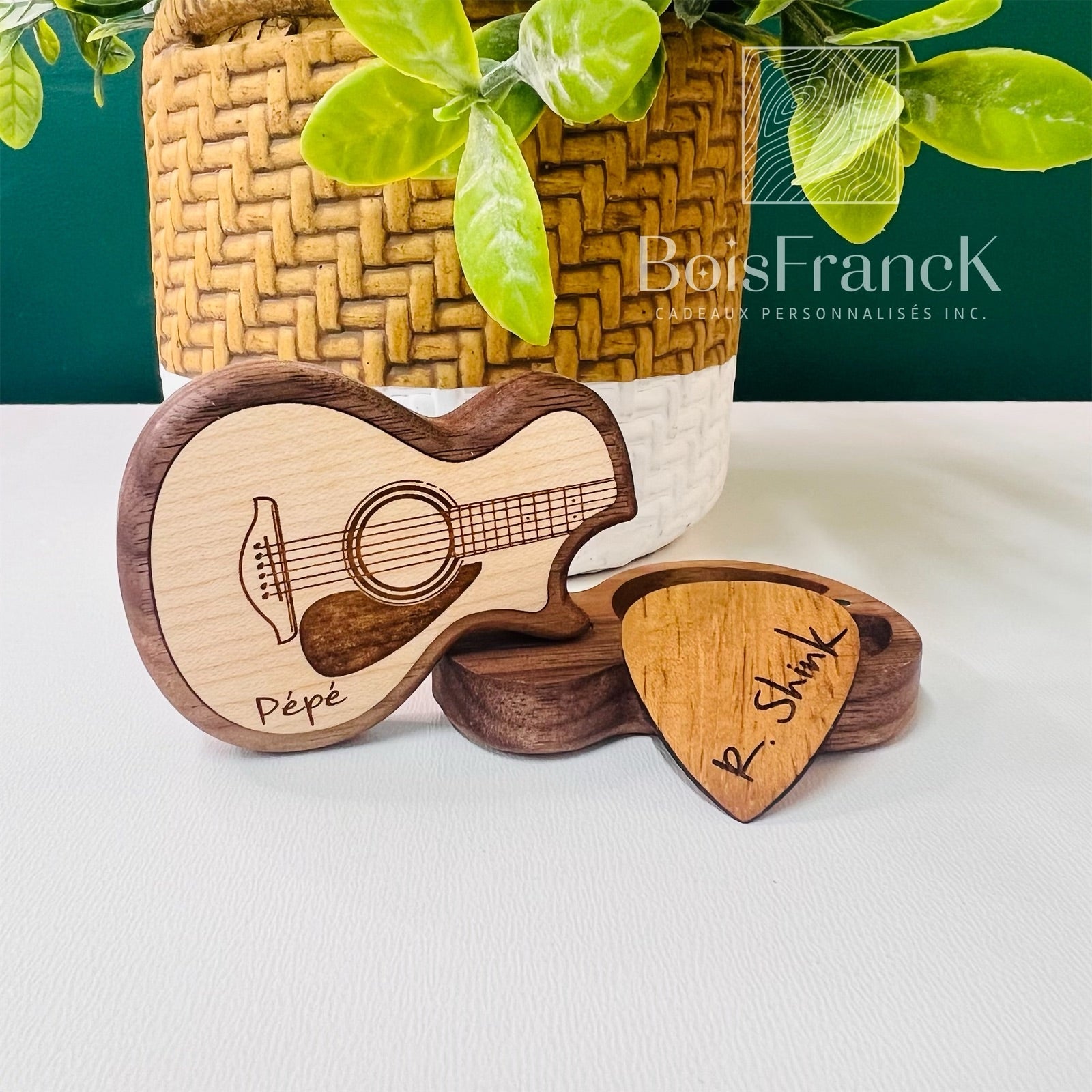 Boîte à pics de guitares personnalisée montrée sur une surface blanche devant une plante -BoisFrancK