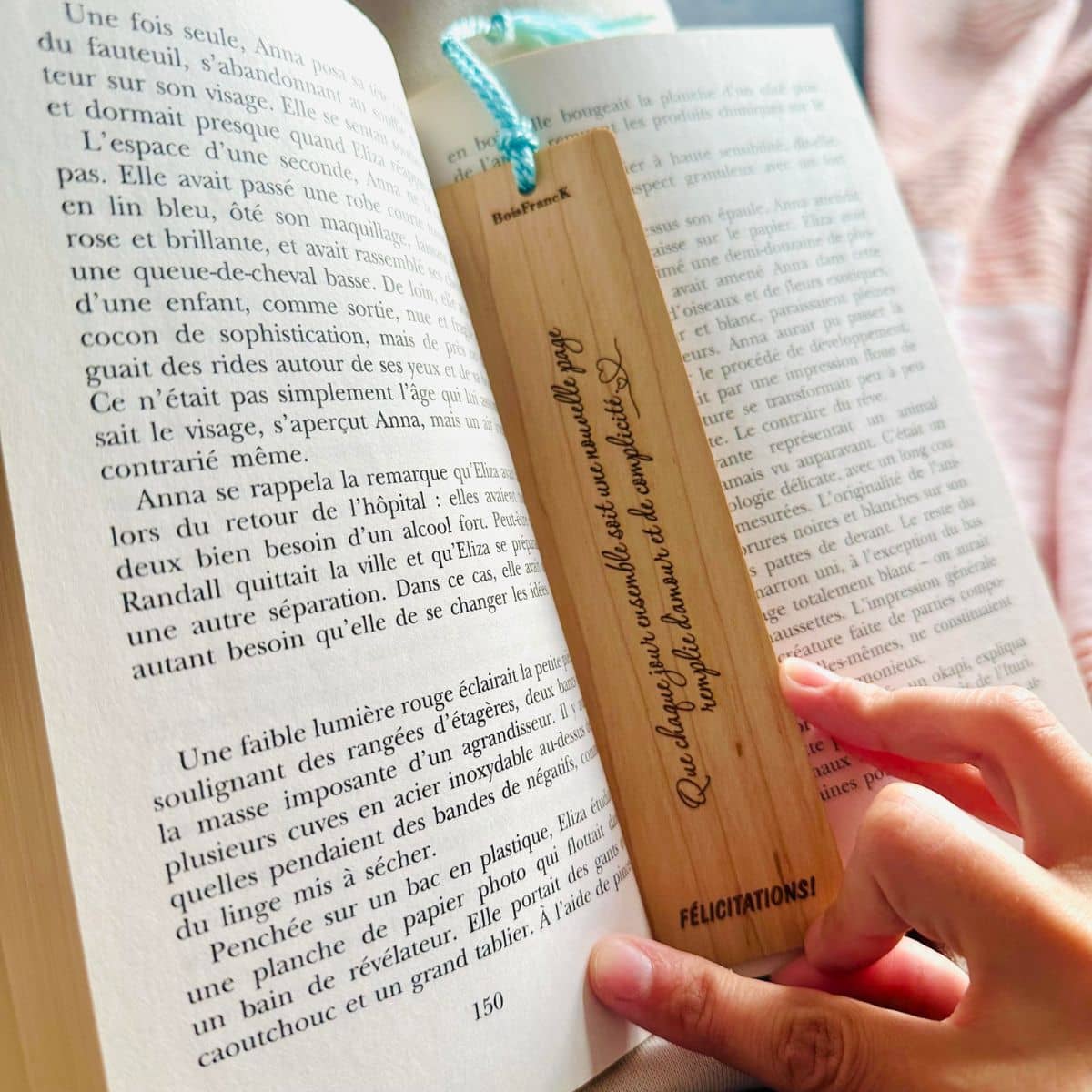 signet en bois personnalisable dans un livre-boisfranck