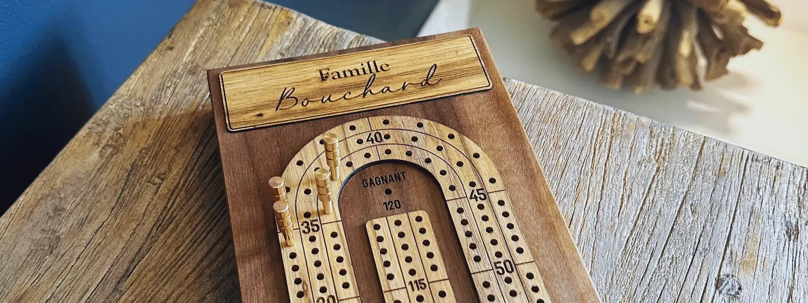Jeu de crible personnalisé- gravé famille bouchard- déposé sur meuble en bois- BoiSFrancK