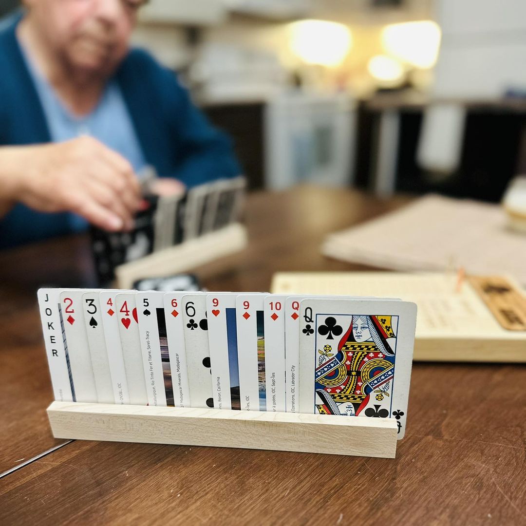 Support porte cartes à jouer en bois massif — mains libres pendant la partie