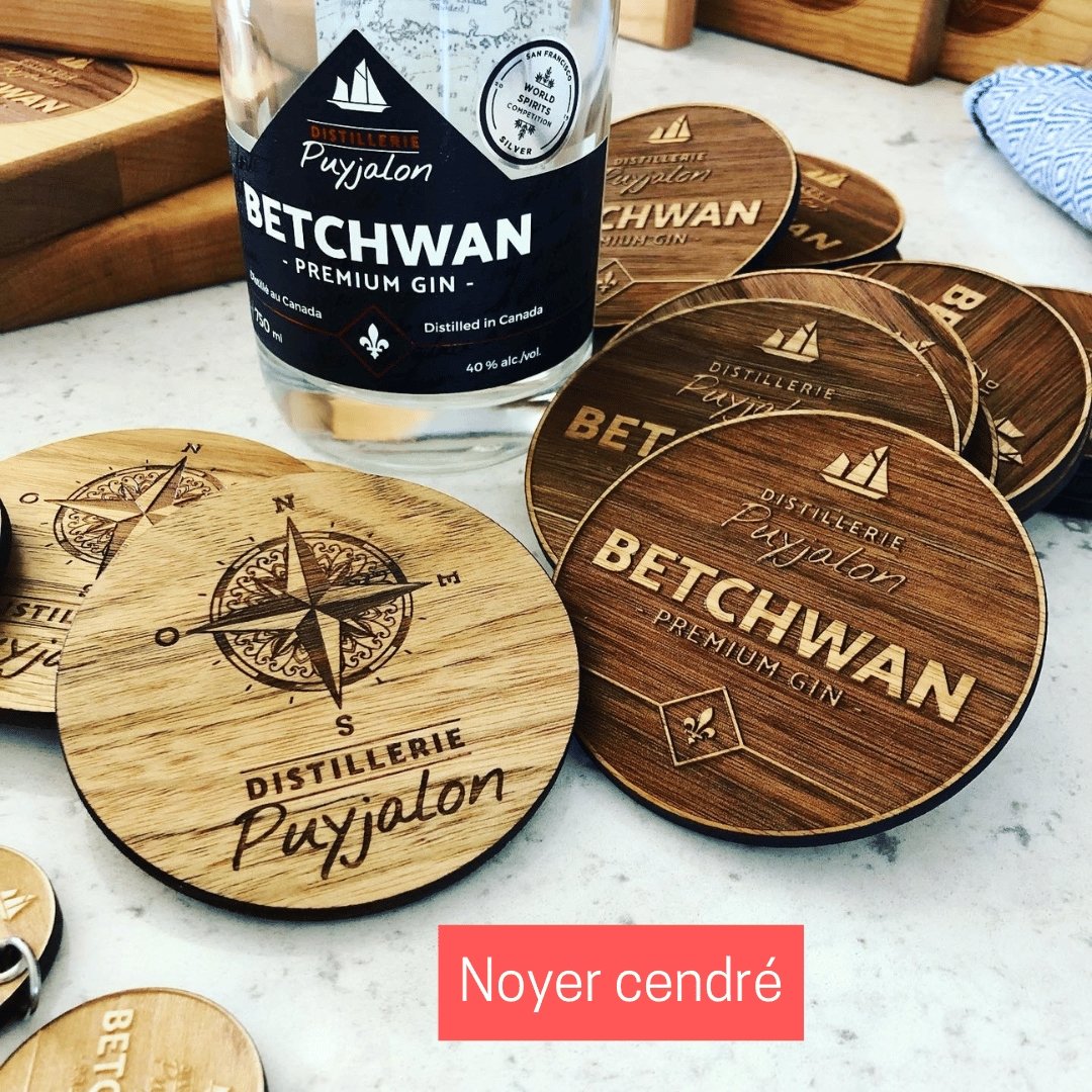 Sous-verres personnalisés en bois soit en noyer cendré personnalisés au logo de la distillerie Puyjalon-BoisFrancK