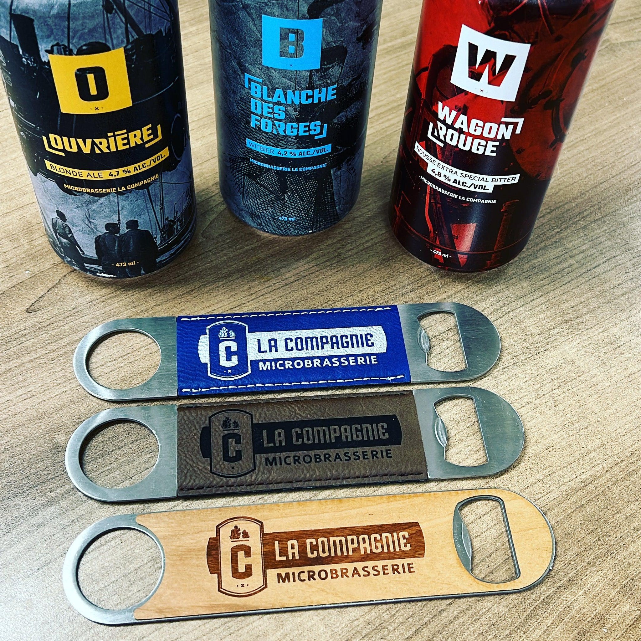 Ouvre-bouteille/décapsuleur à bière personnalisé- bleu-brun foncé-bois- devant cannettes de bière-BoisFrancK Cadeaux Personnalisés Inc.