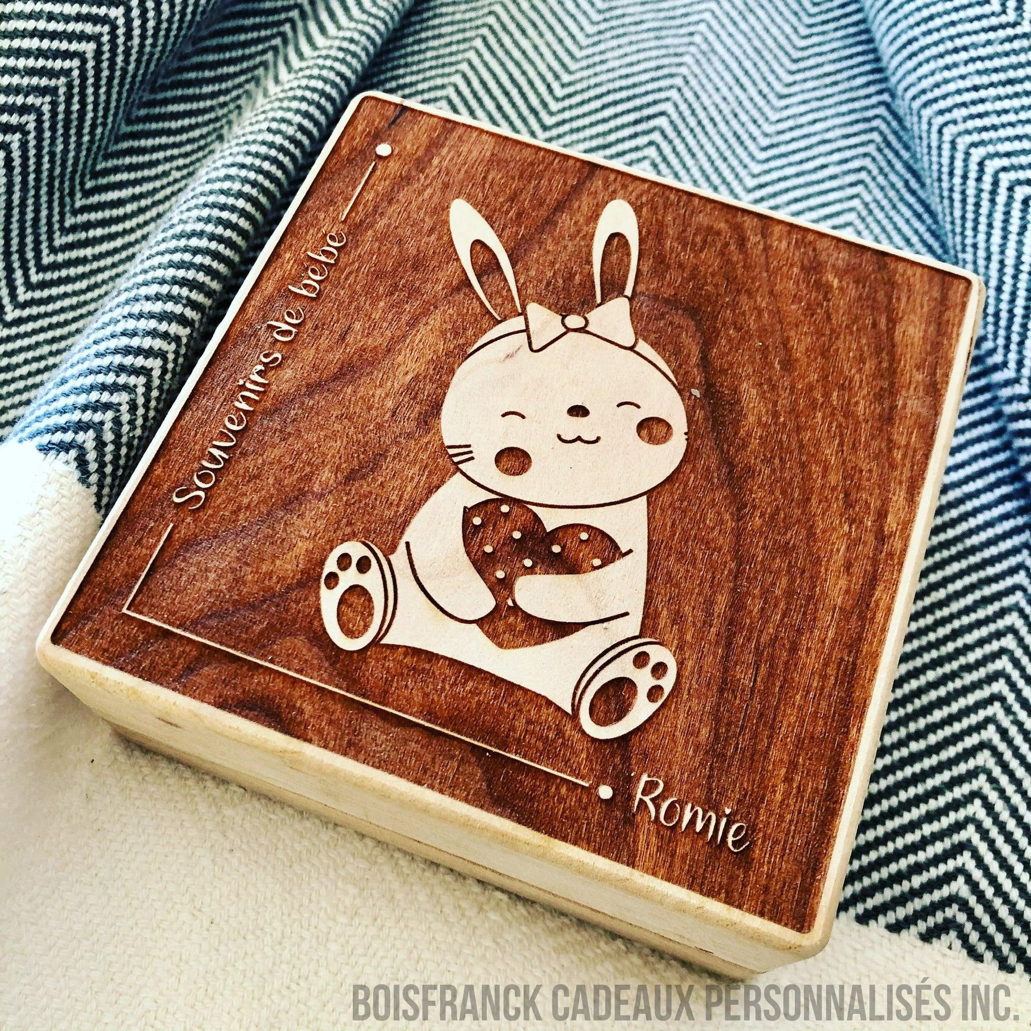 Boîte à souvenir pour bébé-image de lapin et infos de naissance et Romie-BoisFrancK