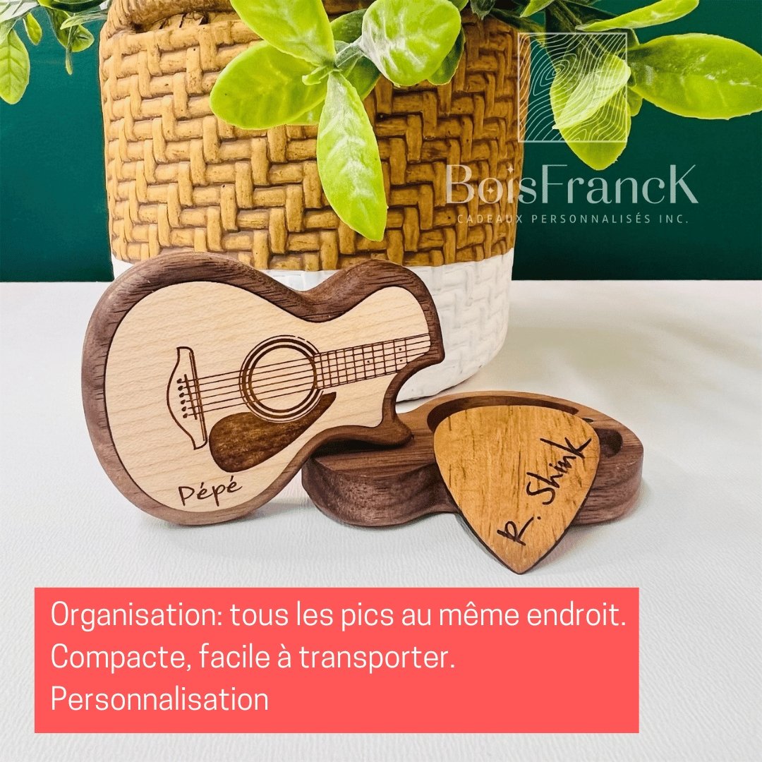 Boîte à pics de guitare personnalisée démontrée devant une plante avec texte présentant ses caractéristiques - BoisFrancK