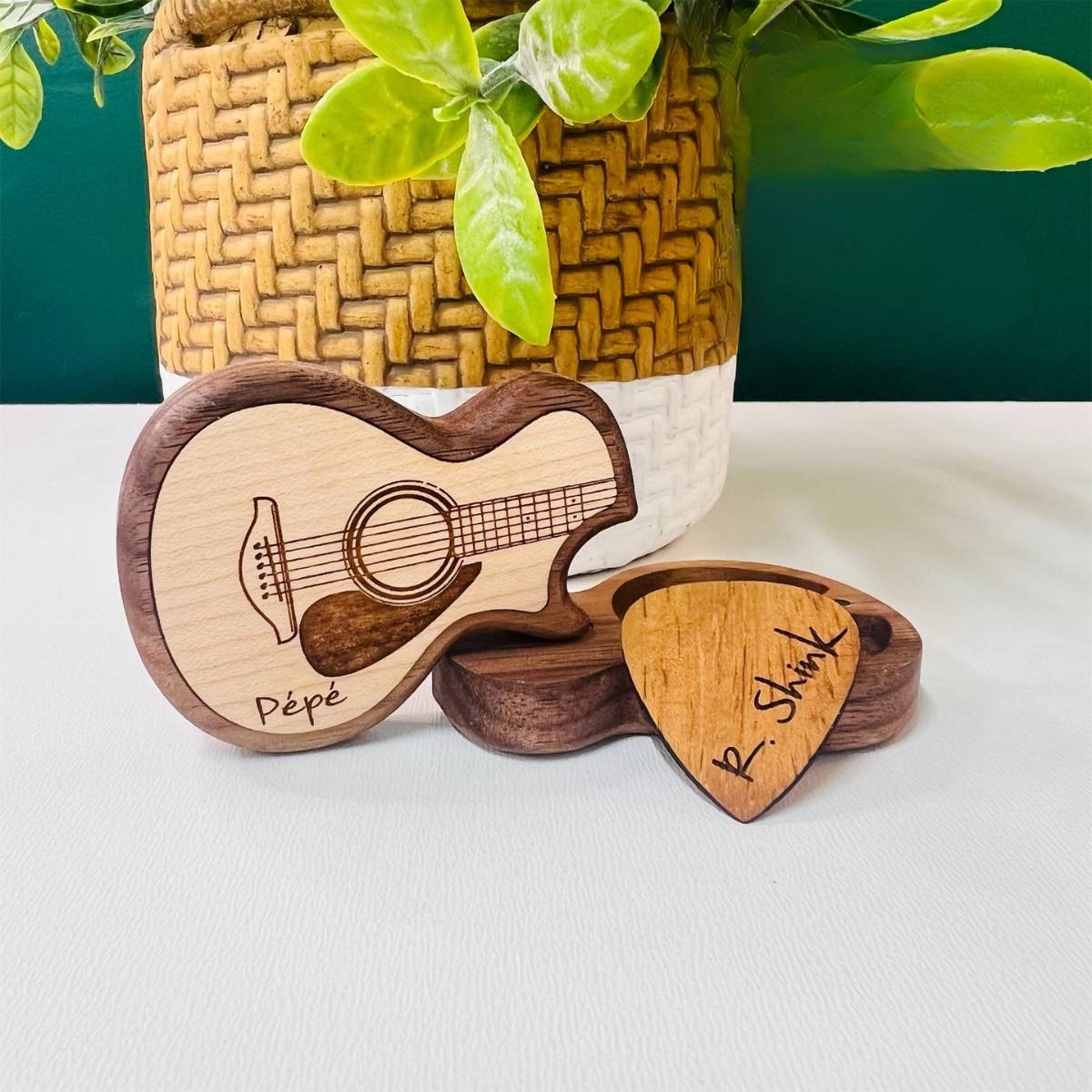 Cadeau fête des Pères guitariste — boîte à pics personnalisée noyer noir — BoisFrancK