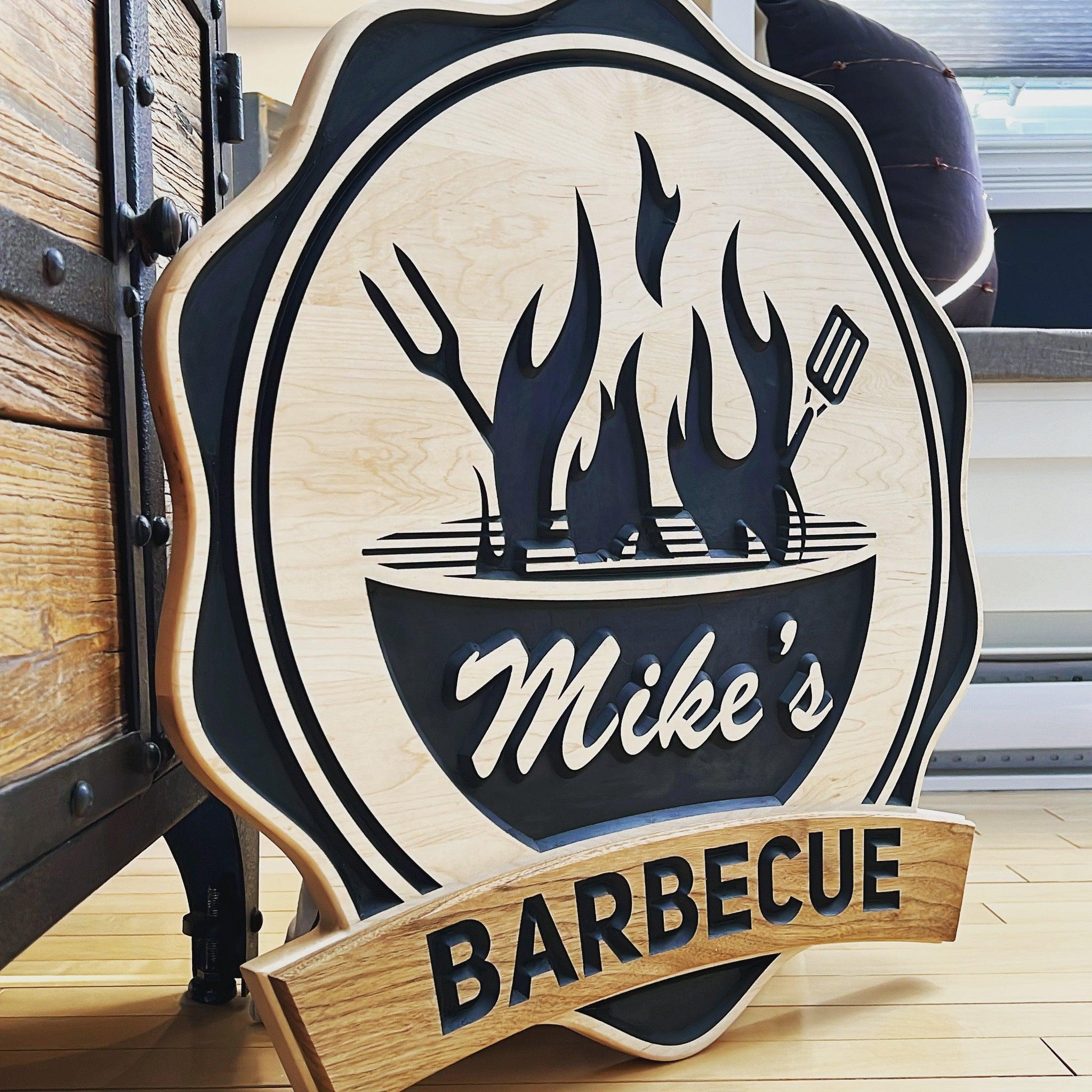 décoration murale en bois personnalisée-coin cuisine-Mikes-Bbq avec bbq et flammes-noir et bois-BoisFrancK