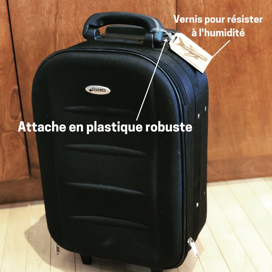 Etiquette a bagage personnalisee en bois attachee sur poignee de valise noire-BoisFranc