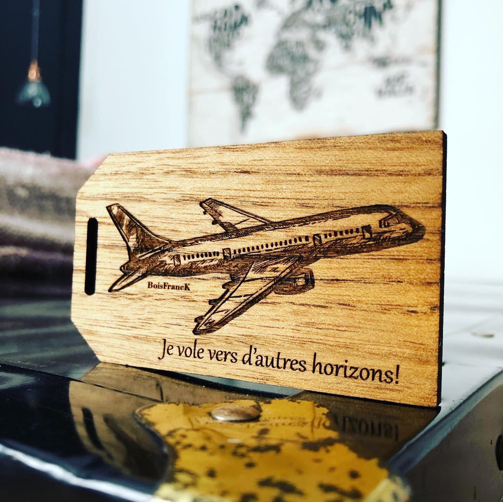 Etiquette a bagages personnalisee en bois-image-avion et texte je vole vers d'autres horizons-BoisFranck